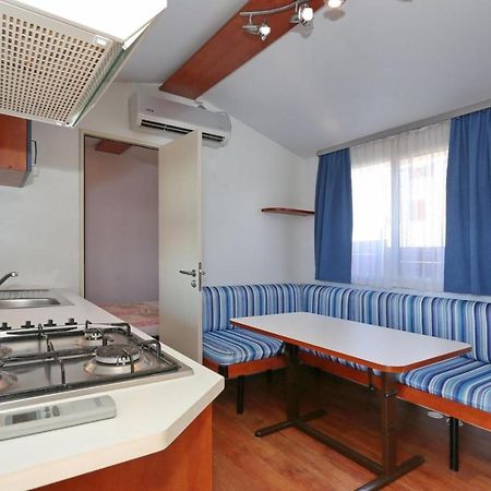 Poolside Mobile Home Турань Экстерьер фото