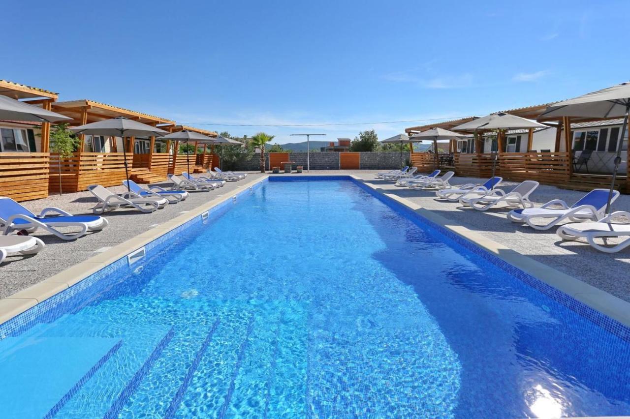 Poolside Mobile Home Турань Экстерьер фото