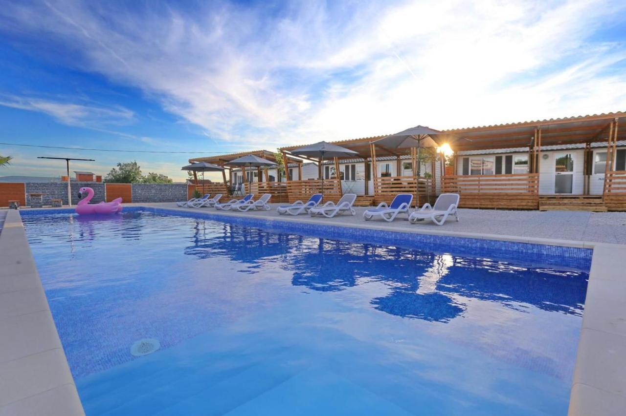Poolside Mobile Home Турань Экстерьер фото