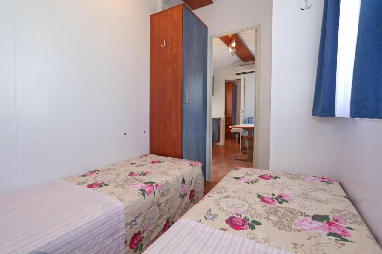 Poolside Mobile Home Турань Экстерьер фото