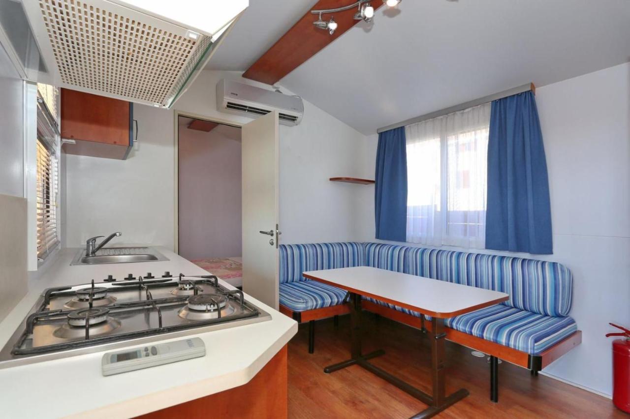 Poolside Mobile Home Турань Экстерьер фото