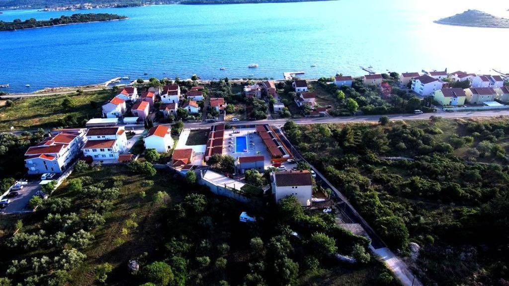 Poolside Mobile Home Турань Экстерьер фото