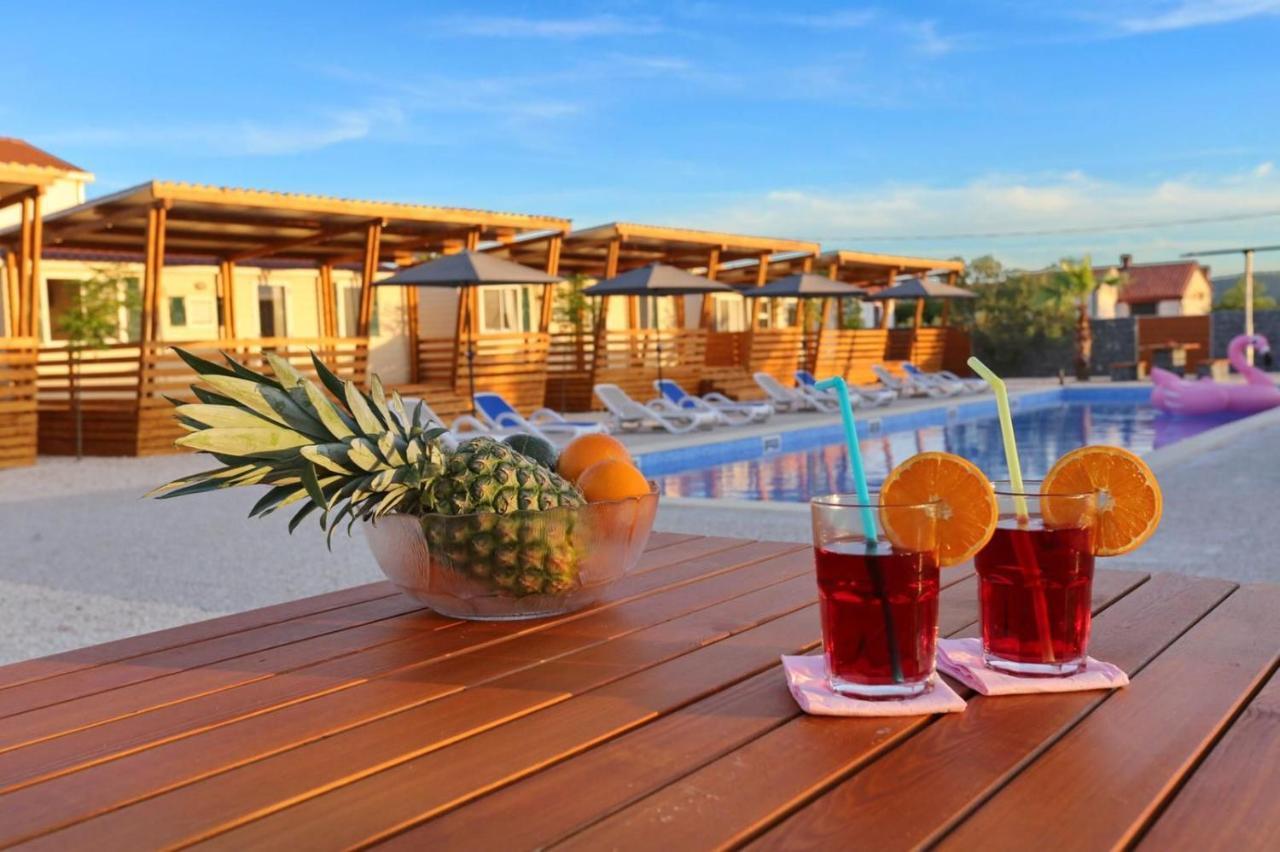 Poolside Mobile Home Турань Экстерьер фото